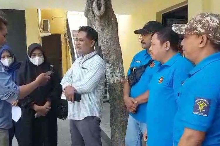 Keluarga bersama kuasa hukum korban pengeroyokan yang tewas saat mendatangi Polresta Banyuwangi 