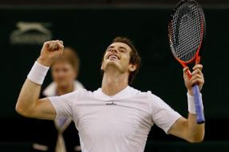 Petenis Skotlandia, Andy Murray, merayakan kemenangan atas Jerzy Janowicz pada laga semifinal turnamen Grand Slam Wimbledon, Jumat (5/7/2013).