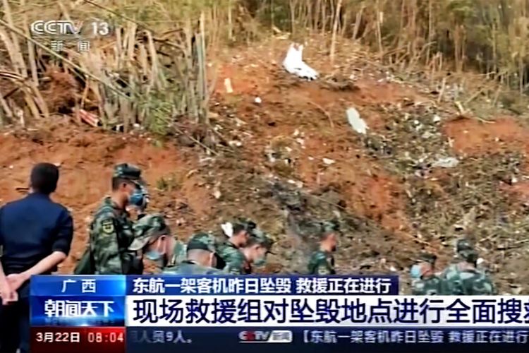 Gambar ini diambil dari rekaman video yang disiarkan oleh CCTV China. Para entara mencari lokasi kecelakaan pesawat China Eastern Airlines yang jatuh di Tengxian di Daerah Otonomi Guangxi Zhuang, China, Selasa (22/3/2022).