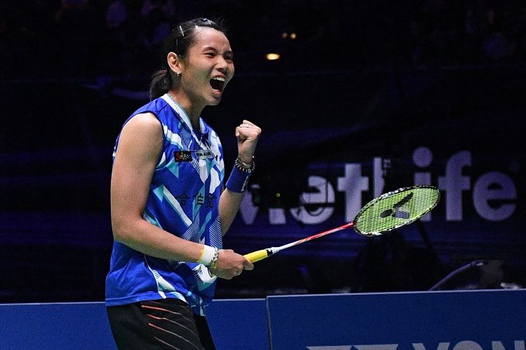 Pemain tunggal putri Taiwan, Tai Tzu Ying, merayakankan kemenangan atas wakil Thailand, Ratchanok Intanon, pada laga final All England di Barclaycard Arena, Birmingham, Minggu (12/3/2017).