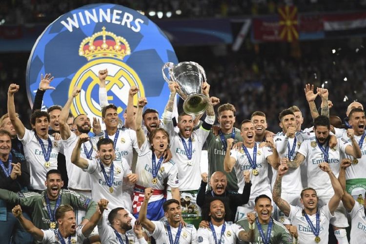 Para pemain Real Madrid merayakan keberhasilan menjuara Liga Champions seusai mengalahkan Liverpool pada laga final di Kiev, 26 Mei 2018. 