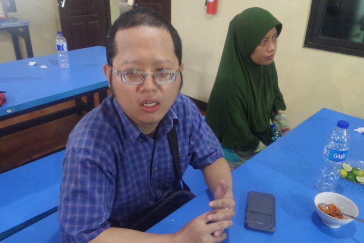 Julianto Sudrajat korban order fiktif melalui ojek online Go-Food yang dilakukan Sugiarti mendatangi Mapolres Jakarta Timur, Selasa (1/8/2017)