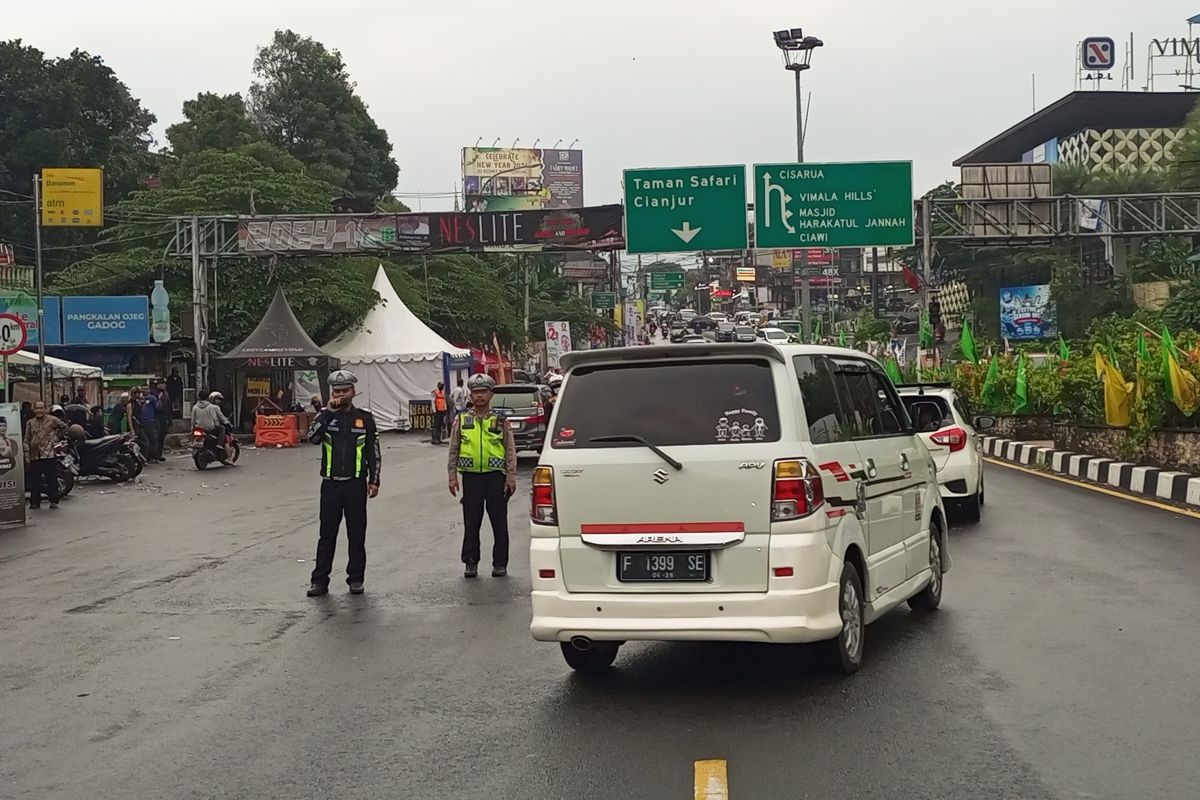 Petugas gabungan Lantas Polres Bogor dan Dishub memutar balik sejumlah kendaraan pelanggar aturan ganjil genap (gage) yang melintasi jalur wisata Puncak Bogor, Jawa Barat, Sabtu (30/12/2023) petang.