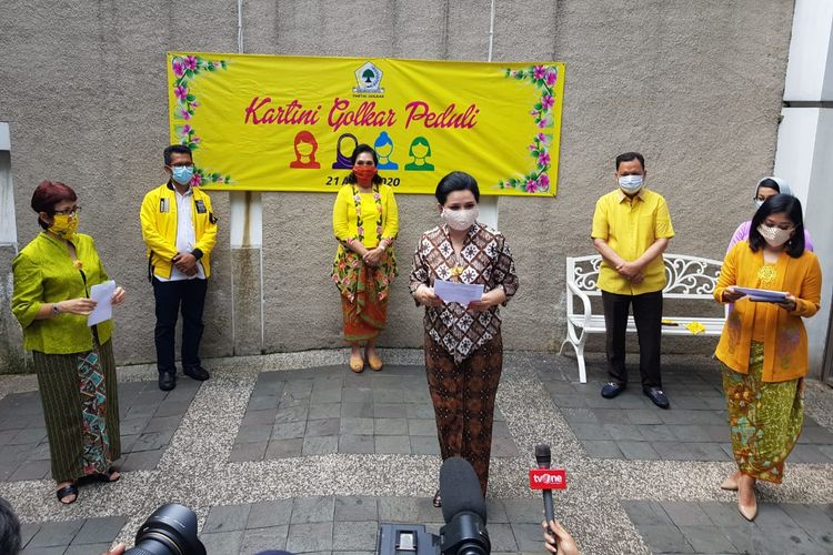 Wakil Ketua Umum DPP Partai Golkar Nurul Arifin (kiri), penggagas gerakan Perempuan Peduli Golkar Yanti Airlangga (tengah), dan Ketua Komisi I DPR RI Meutya Hafid (kanan) membaca puisi pada peringatan Hari Kartini, Rabu (22/4/2020).