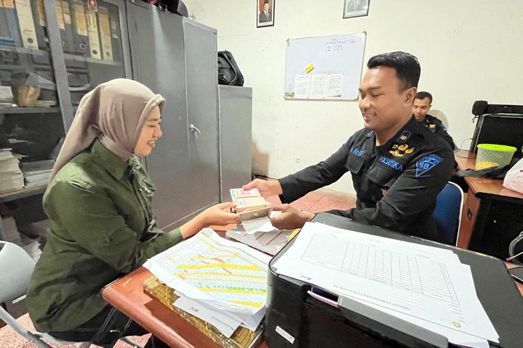 Petugas Daop 8 Surabay saat mengembalikan barang kehilangan milik pelanggan, Selasa (18/11/2025)