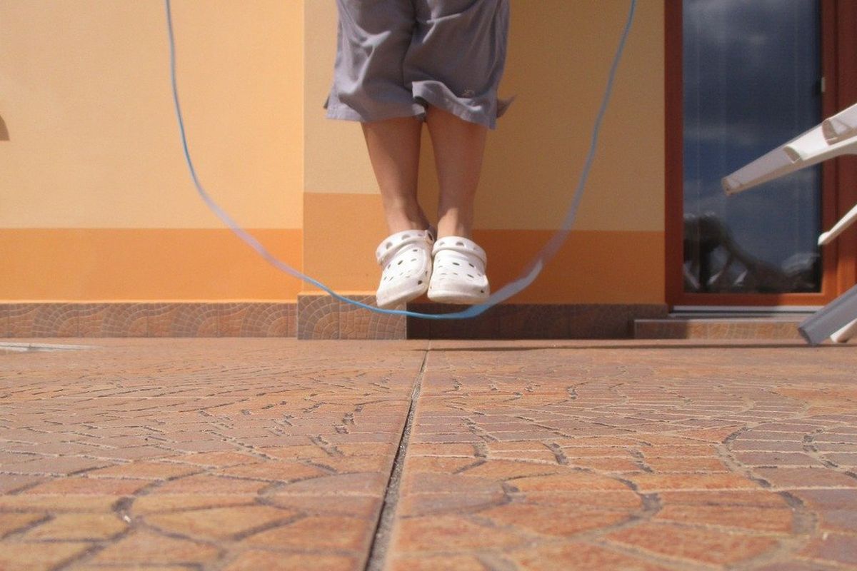 Lompat tali, salah satu aktivitas alternatif jalan kaki 10.000 langkah.
