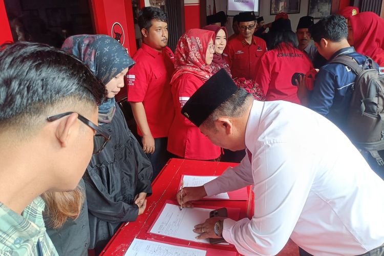 Bupati Jember Hendy Siswanto saat mendatangi kantor DPC PDIP Rabu (21/8/2024)