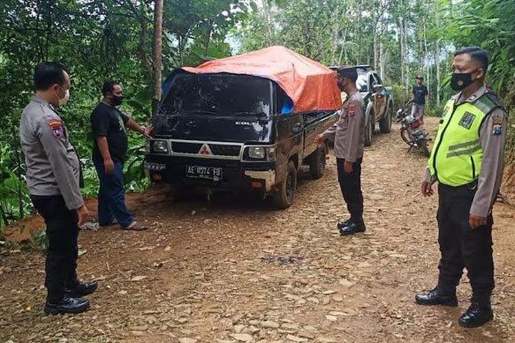 Kendaraan pikap pengangkut sekitar 20 orang yang mengalami kecelakaan tunggal di jalan kampung makadam di Desa Sidomulyo, Kecamatan Pule, Kabupaten Trenggalek. 