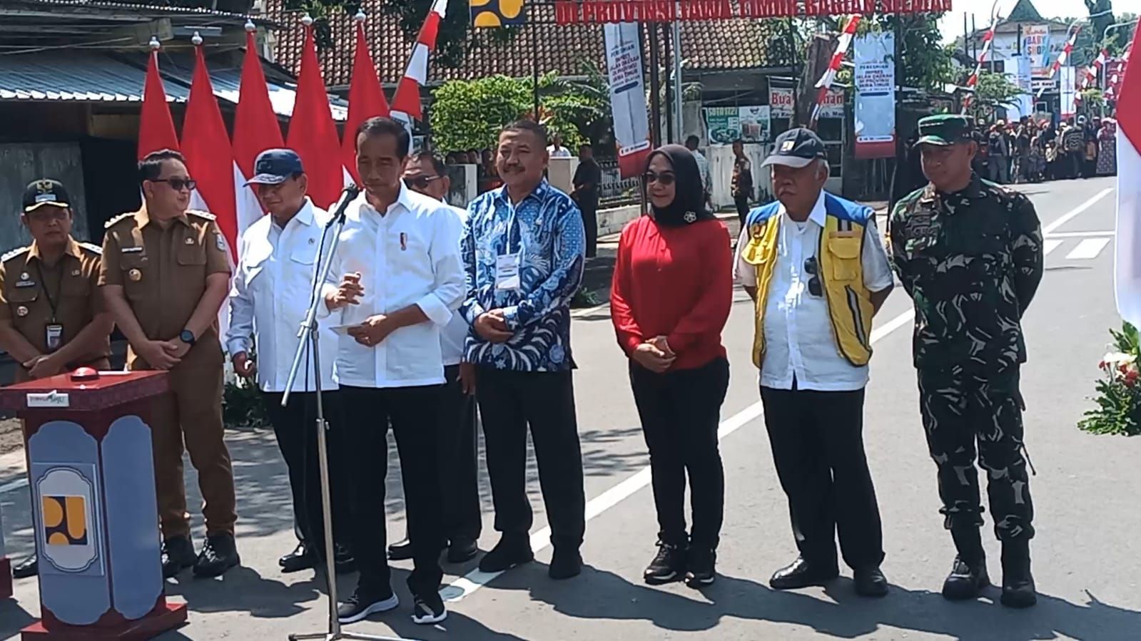 Didampingi Prabowo, Presiden Jokowi Resmikan 33 Ruas Jalan Senilai Rp 925 M di Madiun