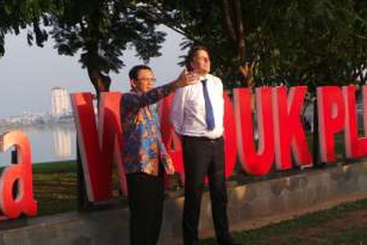 Gubernur DKI Jakarta Basuki Tjahaja Purnama dengan Menteri Luar Negeri Belanda Bert Koenders saat berkeiling di Waduk Pluit, Kamis (24/3/2016). 