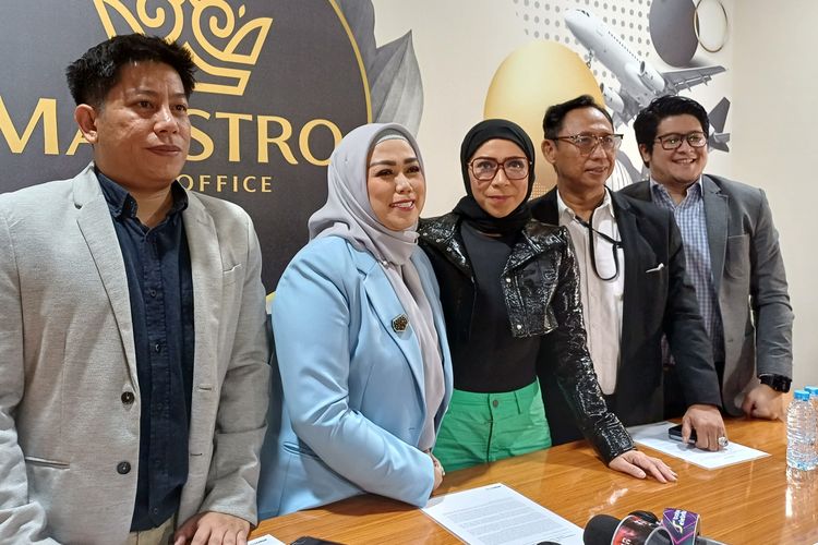 Penyanyi Melly Goeslaw (celana hijau) dan tim kuasa hukumnya saat konferensi pers soal memaafkan 67 akun yang mengiklankan obat pelangsing menggunakan nama dan fotonya, di kawasan Cipete, Jakarta Selatan, Kamis (27/7/2023).