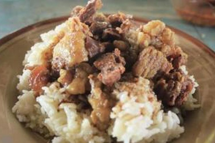 Brongkos, kuliner pedas bersantan dari bahan utama daging sapi dan kacang ketolo di Warung Pak Wakidi di Magelang ini seporsi cuma Rp 12 ribu. Sudah termasuk nasi. 