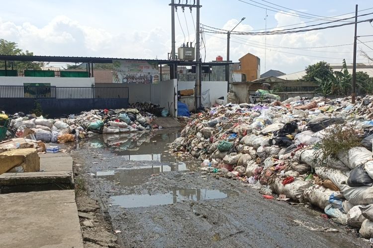 Saksikan Sampah Pasar Baleendah Meluber ke Jalan, Sekda Jabar: Ini Lautan, Saya Masuk Saja Susah