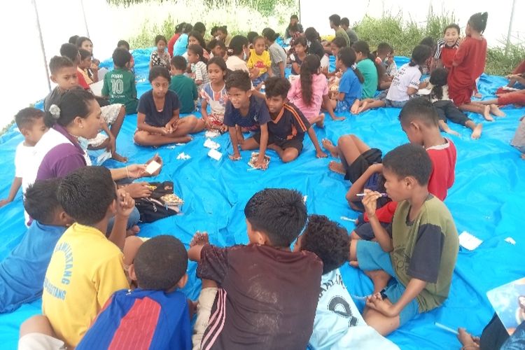 Para siswa korban erupsi gunung Lewotobi Laki-laki belajar di tenda pengungsian di Desa Boru, Kecamatan Wulanggitang