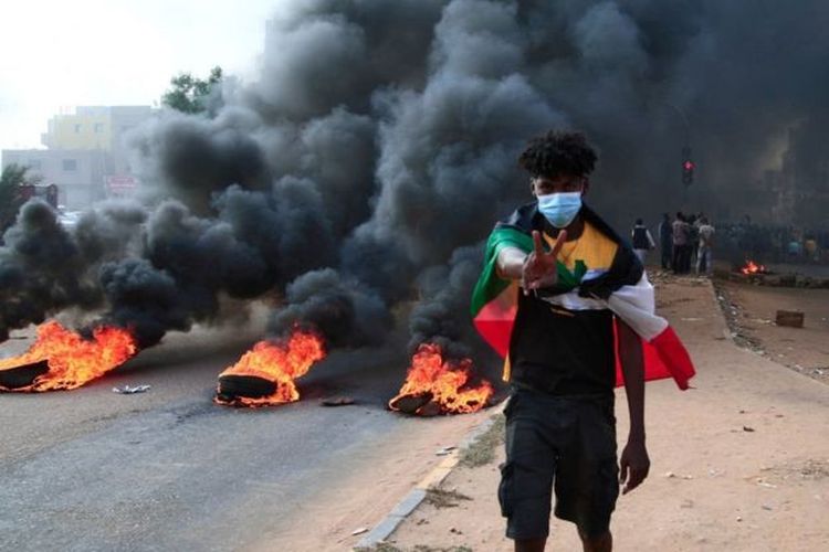 Aksi demo di Ibu Kota Khartoum setelah terjadi kudeta militer Sudan 25 Oktober 2021.