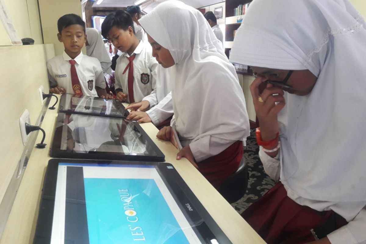 siswa SD asyik menikmati fasilitas rail library milik PT KAI, Selasa (26/11/2019)