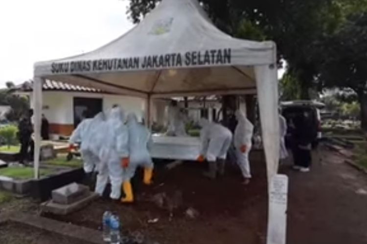 Proses pemakaman Soraya Abdullah di TPU Jeruk Purut, Jakarta Selatan, Selasa (2/2/2021).