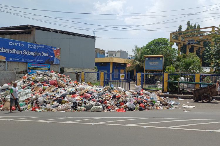 Sampah Menumpuk di TPS Penjaringan Sejak Bantargebang Longsor