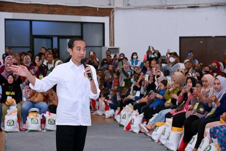Presiden Joko Widodo (Jokowi) saat menghadiri kegiatan penyaluran Bantuan Pangan Beras di Kota Tangerang Selatan, Banten, Senin (19/2/2024).