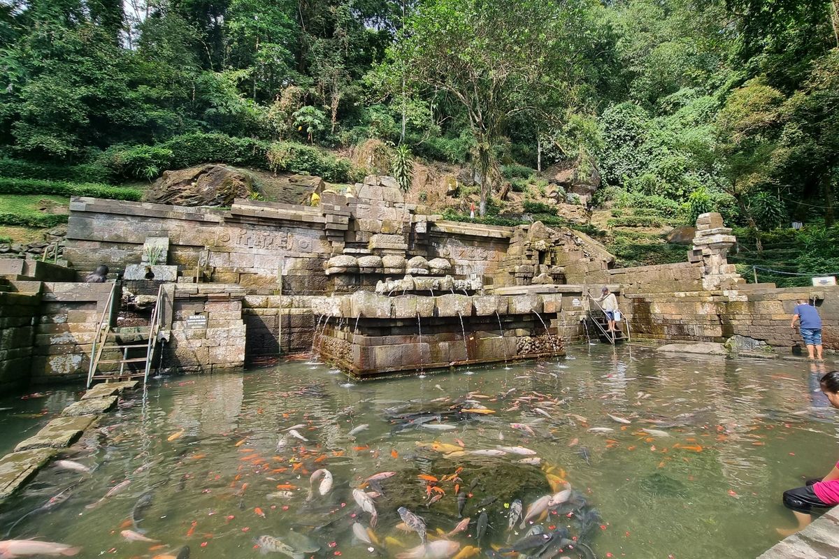 Petirtaan Jolotundo di Mojokerto, Jawa Timur. Candi ini unik karena terdapat kolam pemandian.