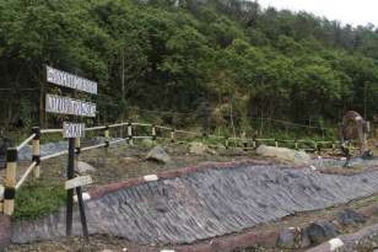 Sejumlah pendaki melewati jalur baru pendakian Gunung Papandayan yang terletak di Kecamatan Cisurupan, Kabupaten Garut, Jawa Barat, Kamis (29/9/2016). Jalur baru ini berada di sisi kanan jalan setelah pintu masuk atau pintu penarikan tiket masuk area Taman Wisata Alam Gunung Papandayan.