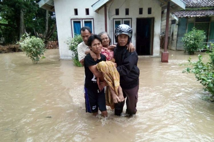 Seorang nenek diungsikan keluarganya setelah air menggenangi perkampungan warga di Randangan, Pohuwato.