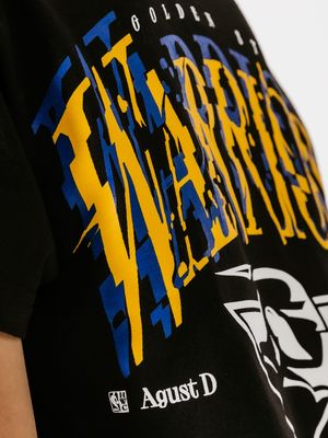 T-shirt kreasi Suga dalam kolaborasi dengan NBA dan Mitchell and Ness, yang dibubuhi logo August D.