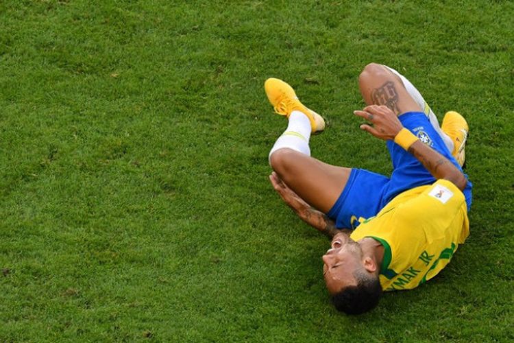 Ekspresi penyerang Brasil, Neymar, dalam laga babak 16 besar Piala Dunia 2018 kontra Meksiko di Samara Arena, Samara, Rusia pada 2 Juli 2018. Liverpool vs PSG menjadi laga pertama yang akan Neymar jalani pada ajang Liga Champions.