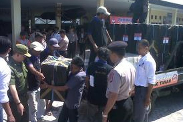 Logistik Pilwalkot Makassar mulai didistribusikan di enam pulau dengan menggunakan kapal motor melalui dermaga Polisi Perairan (Polair) Polda Sulselbar, Senin (16/9/2013).
