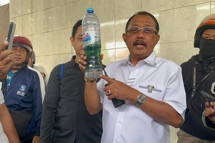 Wakil Walikota Surabaya Armuji saat melakukan sidak ke SPBU Pertamina di Jalan Rajawali, Surabaya atas laporan driver oojek online (ojol) yang brebet dan mogok setelah pengisian BBM, Kamis (30/10/2025).