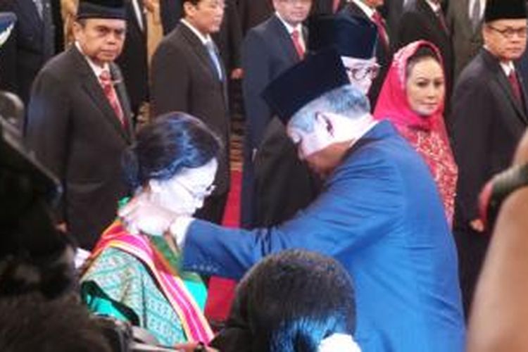 Istri Wakil Presiden Boediono, Herawati mendapatkan tanda kehormatan Bintang Mahaputera Adipradana dari Presiden Susilo Bambang Yudhoyono di Istana Negara, Rabu (13/8/2014).