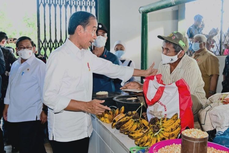 Presiden Joko Widodo saat mengunjungi Pasar Rakyat Bandar Batauga, Kabupaten Buton Selatan untuk menyerahkan Bantuan Modal Kerja (BMK) kepada para pedagang kaki lima (PKL) dan pedagang pasar, Selasa (27/9/2022) sore.