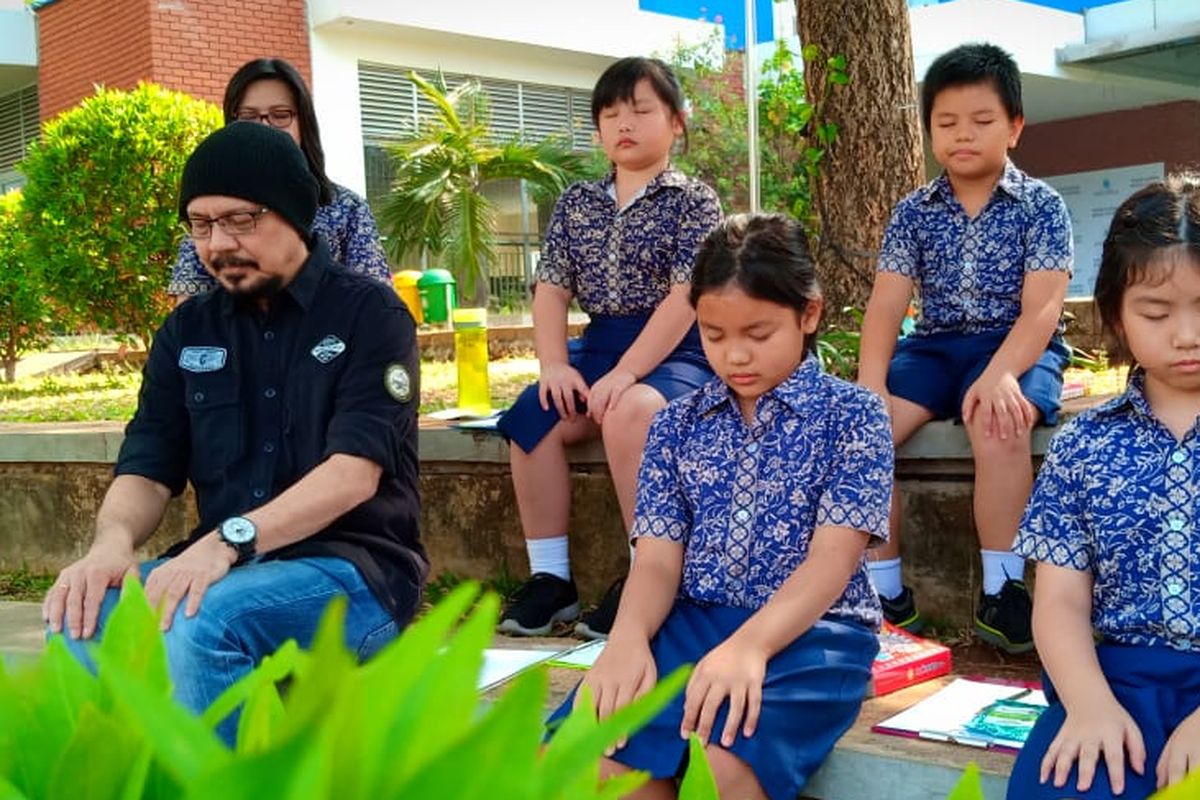 Andy saat hadir di tengah-tengah siswa Global Sevilla School Puri Indah, Jakarta (21/9/2019) mempraktekan langsung konsep mindfulness.