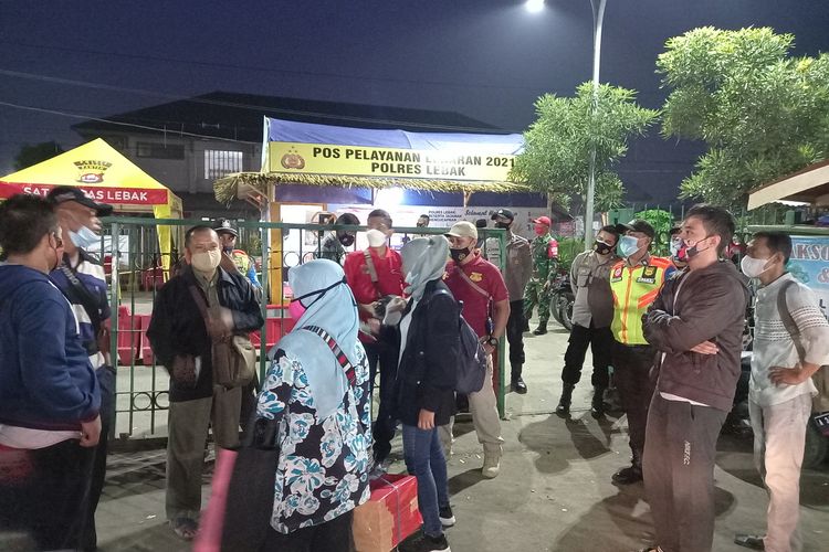 Puluhan calon penumpang terus berdatangan ke Stasiun Rangkasbitung Kamis (6/5/2021), mereka tidak tahu jika KRL Commuterline tidak beroperasi mulai hari ini di Stasiun Rangkasbitung.