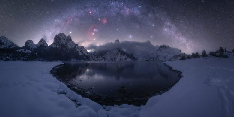 Pablo Ruiz mengambil foto Bima Sakti ini di waduk Riaño, Spanyol. 