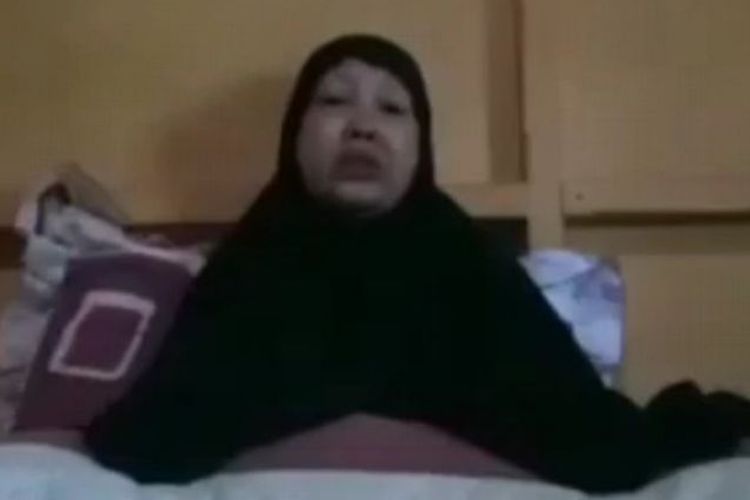 Tangkapan video yang diduga ibu dari salah satu terduga teroris Poso, Ahmad Panjang. 
