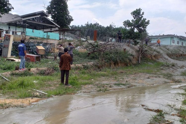Petugas gabungan mengevakuasi barang-barang santri yang masih bisa diselamatkan dari semburan gas disertai lumpur di Ponpes Al Ihsan Boarding School Riau Kampus 2 di Kelurahan Tuah Negeri, Kecamatan Tenayan Raya, Kota Pekanbaru, Riau, Sabtu (6/2/2021).