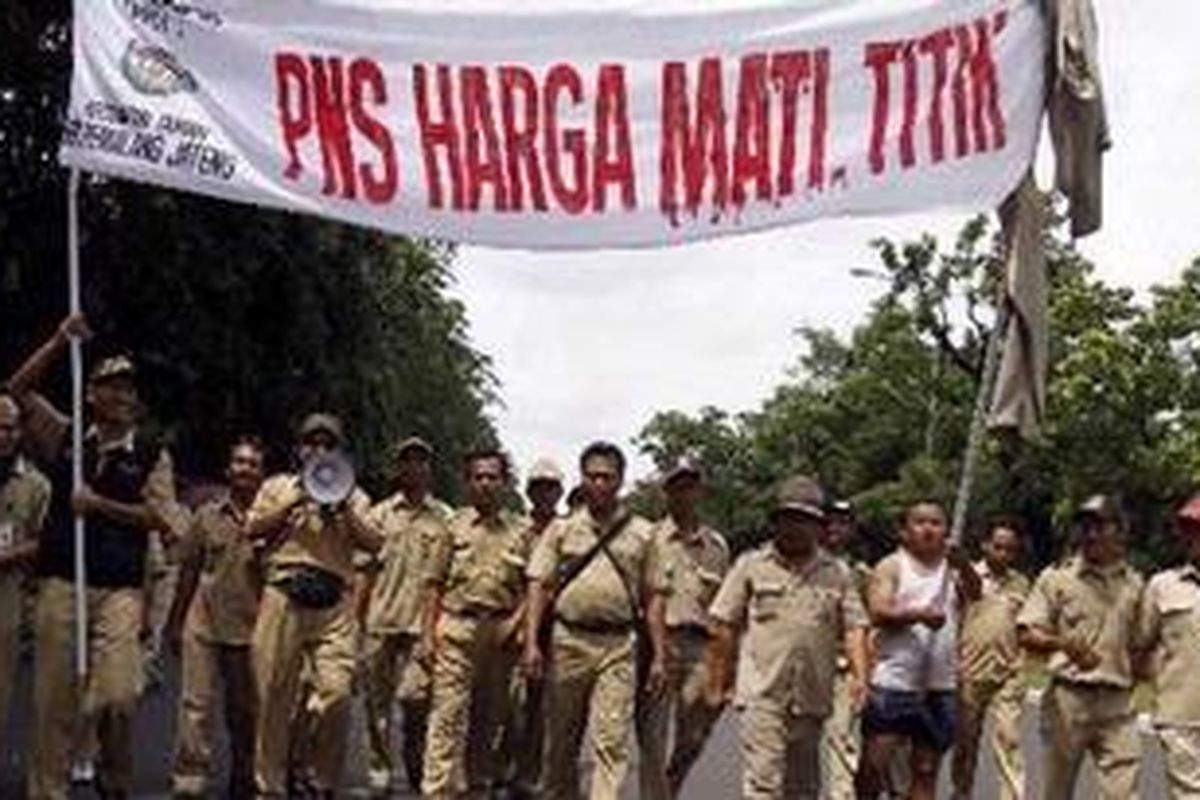 Ilustrasi: Massa dari Persatuan Perangkat Desa Indonesia (PPDI), berunjuk rasa di halaman Gedung Kementerian Dalam Negeri, Jakarta Pusat, Senin (13/12/2010). PPDI mendesak pemerintah untuk segera mengangkat mereka menjadi Pegawai Negeri Sipil (PNS), sesuai undang-undang yang berlaku. 