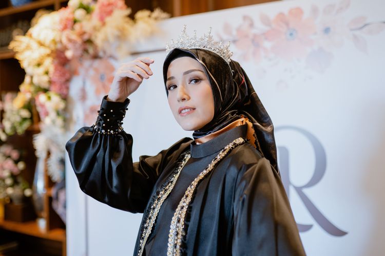 LaReine Scarves, brand fashion muslim asal Bandung, baru saja merilis koleksi perdana berupa dua seri hijab premium. 