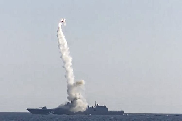 Dalam foto ini diambil dari video yang didistribusikan oleh Layanan Pers Kementerian Pertahanan Rusia, rudal jelajah hipersonik Zirkon baru diluncurkan oleh fregat Laksamana Gorshkov dari angkatan laut Rusia dari Laut Putih, di utara Rusia, Rusia, Senin, 19 Juli 2021.