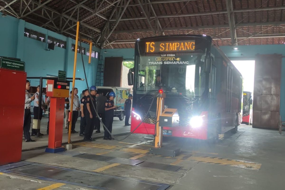 Uji coba bus listrik Trans Semarang oleh Wali Kota Agustina Wilujeng.
