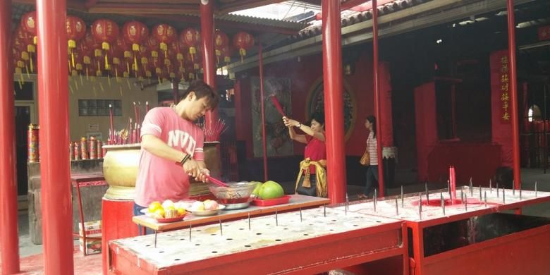 Masyarakat Tionghoa sedang sembahyang sebelum melakukan ciam si di Wihara Jin De Yuan, Jakarta.