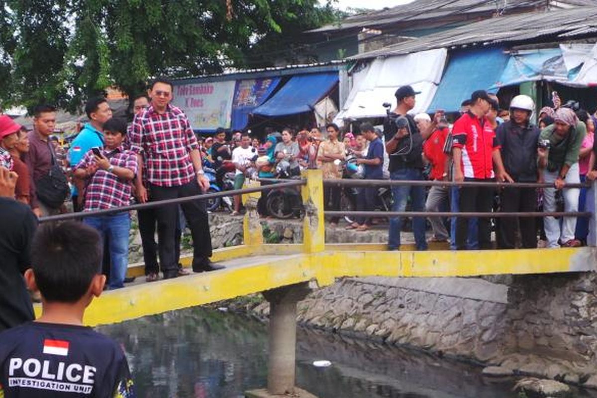 Calon gubernur DKI Jakarta Basuki Tjahaja Purnama atau Ahok saat melihat kali yang mengaliri di Jalan Tipar Cakung, Jakarta Timur, Kamis (9/2/2017).