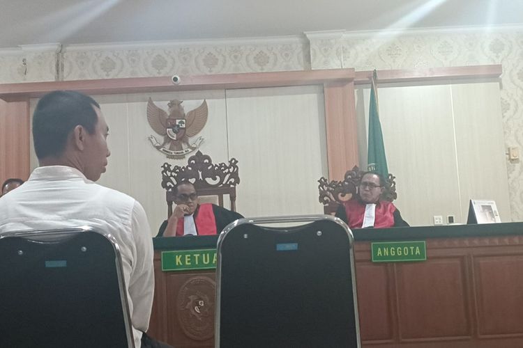 I Nyoman Sukena, saat duduk di kursi terdakwa terkait kasus pelihara landak jawa di Pengadilan Negeri (PN) Denpasar, pada Kamis (12/9/2024). KOMPAS.com/ Yohanes Valdi Seriang Ginta