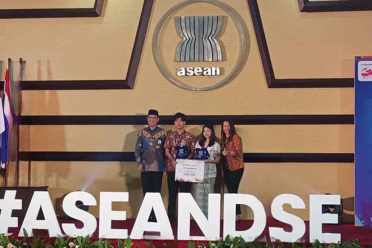 Tim ?JKaLgOLithm? dari Indonesia berhasil meraih juara ketiga dalam kompetisi yang digelar oleh ASEAN Foundation bersama SAP ini. 
