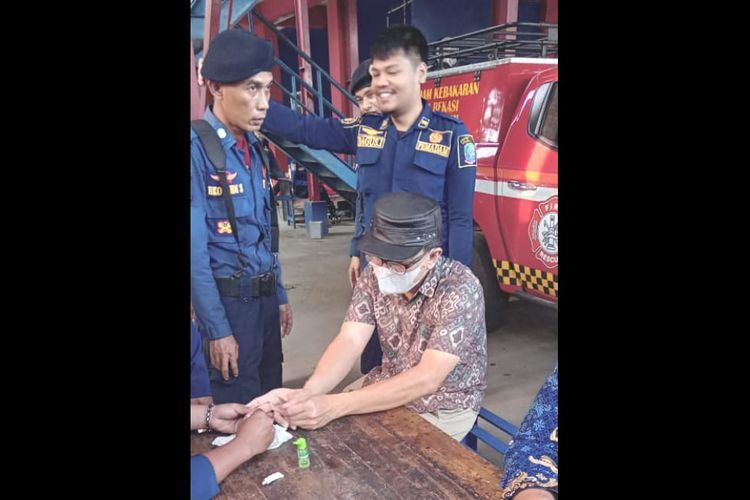 Petugas Damkar Kota Bekasi saat mengevakuasi jari Agung Sudjatmoko (53) yang menempel di lem perekat super atau power glue pada Senin (17/10/2022) pagi. 