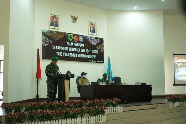 Program TNI Manunggal Membangun Desa (TMMD) yang ke-111 Teluk Bintuni, Papua Barat, difokuskan kepada pembangunan rumah dan pemasangan instalasi air.