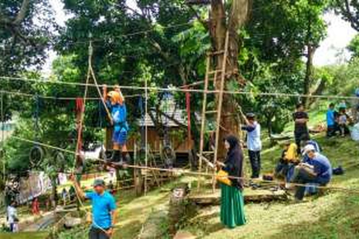 Anak-anak Sekolah Alam Kampung Sawah di kawasan Perumahan Bukit Pertanian, Tirtajaya, Depok, Jawa Barat, bermain outbound, Minggu (11/12/2016).