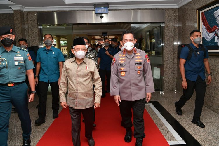 Wakil Presiden Ma'ruf Amin berjalan bersama Kapolri Jenderal Listyo Sigit Prabowo saat menghadiripenyerahan Anugerah Penghargaan Hasil Pemantauan dan Evaluasi Kinerja PPP dan Pembangunan Zona Integritas di Lingkungan Polri di Mabes Polri, Selasa (21/2/2023).  