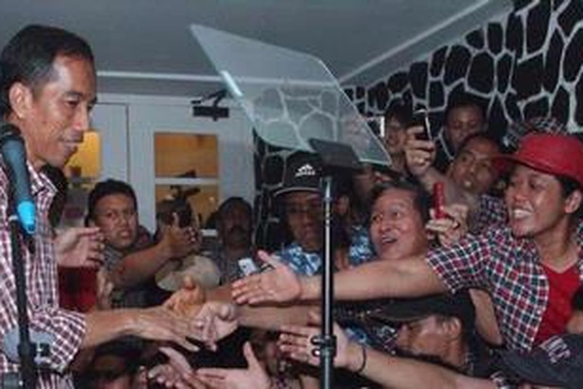 Calon Gubernur DKI Jakarta Nomor Urut 3, Joko Widodo menyalami pendukungnya sebelum menyampaikan pidato politik di posko pemenangan di Jalan Borobudur, Jakarta Pusat, Kamis (20/9). Dalam pidatonya ia berharap tidak ada perpecahan dalam masyarakat setelah pelaksanaan pemilu kepala daerah ini.